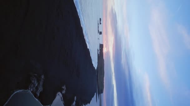 垂直视频 无人机拍摄的黑色沙滩与岩石和巨大的山丘在冰原 宏伟的自然景观在Reynisfjara海滩 冰山一角 大西洋的冰岛风景 — 图库视频影像