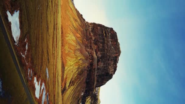 Dikey Video Zlanda Daki Fantastik Dağ Zirvesinin Havadan Görünüşü Karlı — Stok video