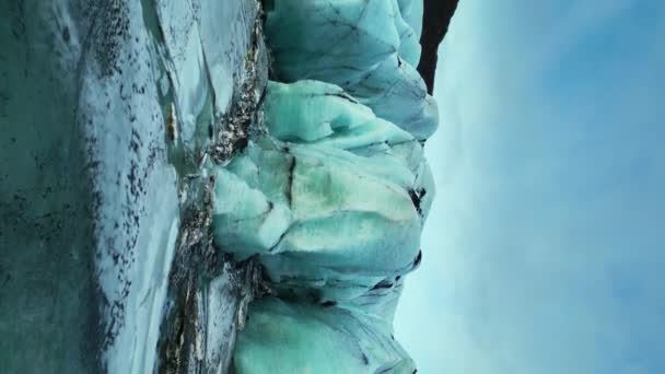 Вертикальное Видео Беспилотный Снимок Массы Льда Замерзшей Воде Огромные Ледяные — стоковое видео