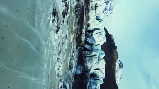Függőleges Videó Drónlövések Jégbarlangokról Icelandben Hatalmas Jégsziklák Sötét Hasadékok Vatnajokull — Stock videók