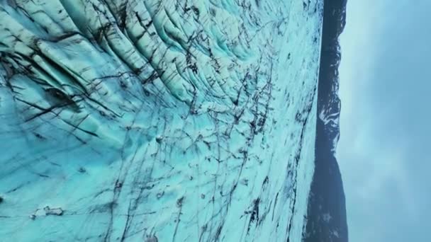 Verticale Video Spectaculaire Vatnajokull Gletsjer Drijvend Rond Bevroren Ijskoude Wateren — Stockvideo