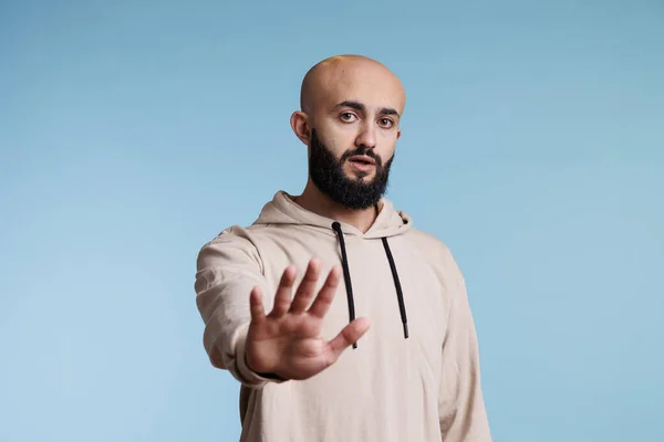Homem Árabe Confiante Fazendo Parar Gesto Com Mão Expressando Retrato — Fotografia de Stock