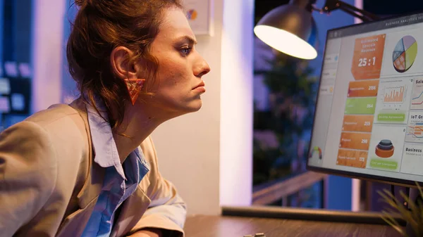 Белая Женщина Работающая Над Диаграммами Докладывает Столом Смотрит Экран Компьютера — стоковое фото