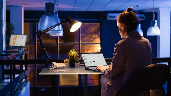 Mujer Caucásica Planeando Proyecto Negocio Por Noche Trabajando Computadora Con — Foto de Stock