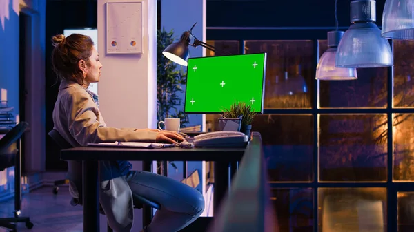 年轻创业者在夜间使用绿色屏风的Pc 通过独立展示致力于金融发展 顾问代理看着计算机上空白的彩色键复制空间 三脚架射击 — 图库照片
