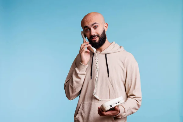 Vzrušený Arabský Muž Zvedá Telefon Zatímco Drží Staromódní Telefonní Portrét — Stock fotografie