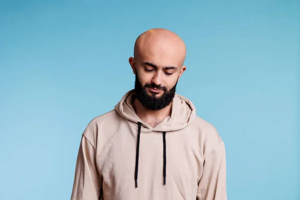 Homem Árabe Com Expressão Neutra Olhando Para Baixo Inclinando Cabeça — Fotografia de Stock