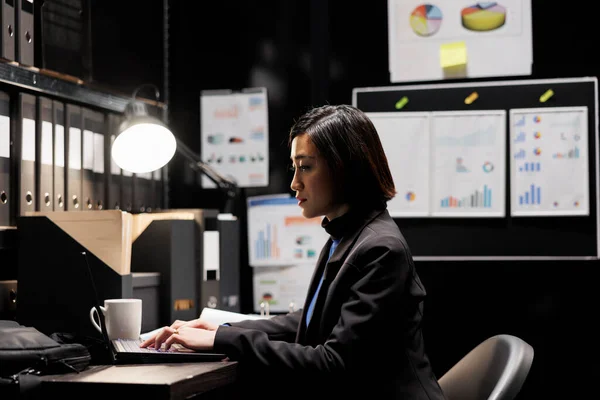 Business Invoicing Management Executive Asian Woman Imputing Accountancy Market Data — Stock Photo, Image