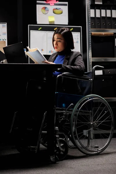 Paralyzed Professional Asian Accountant Wheelchair Checking Administrative Paperwork File Room — Stock Photo, Image