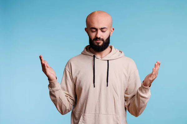 Arabische Man Bidt Tot God Met Open Handen Gesloten Ogen — Stockfoto