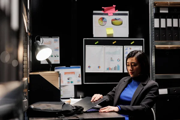 Kadını Laptopunu Ofis Çantasına Koyup Işten Çıkmaya Hazırlanıyor Muhasebe Şirketinde — Stok fotoğraf