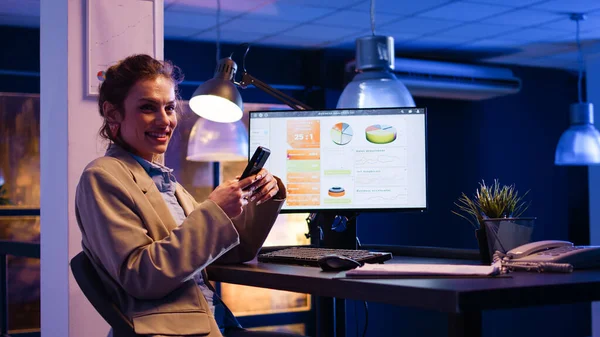 Female Manager Working Office Mobile Phone Night Using Social Media — Stock fotografie