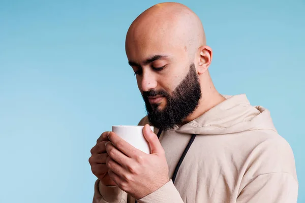 Przemyślany Arabski Mężczyzna Trzymający Kubek Patrzący Kawę Zamyślonym Wyrazem Twarzy — Zdjęcie stockowe