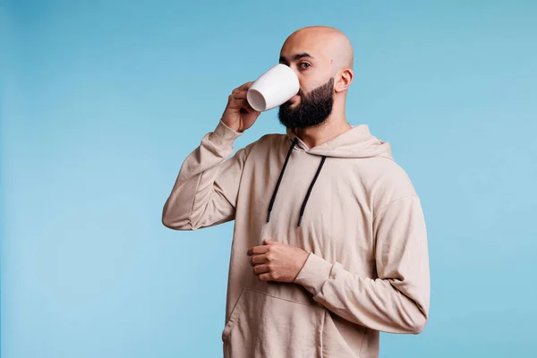 Jonge Arabier Die Koffie Drinkt Uit Een Witte Beker Naar — Stockfoto