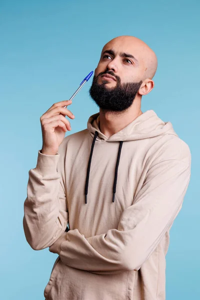 Arabische Man Met Een Verwarde Uitdrukking Die Pen Vasthoudt Complexe — Stockfoto