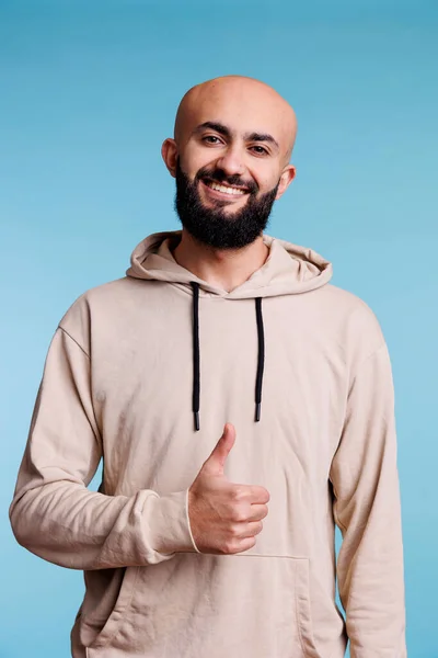 Mladý Veselý Arabský Muž Spokojeným Úsměvem Ukazujícím Portrét Gesta Palce — Stock fotografie
