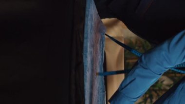 Yeni giyim markası yaratmak için atölyede çalışan dikey video tasarımcısı, dikiş atölyesinde özel dikim lüks kıyafetler yapan deneyimli bir terzi. Tekstil için malzeme üreten eski bir zanaatkar.