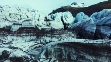 İzlanda 'daki büyük vatnajokull buzulunun insansız hava aracı görüntüleri, İzlanda' daki muhteşem buz kayaları. Buzdağları, donmuş suların ve karlı tarlaların yakınındaki buzlu bloklar. 60 fps video.