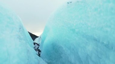 Vatnajokull 'un buzul çatlakları ve buz kalıplı yarıklar, İzlanda doğası. Güzel buzdağları mağaralar, donmuş göl, kuzey manzarası. Kapatın. 60 fps video.