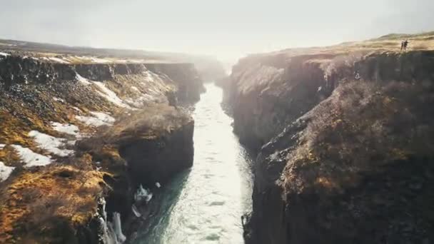 空中俯瞰着北方的海鸥瀑布 神奇的河流在岩石群山间流过 奇形怪状的冰岛式瀑布从悬崖上滑落 丑闻般的鸟类景观 Fps视频 — 图库视频影像
