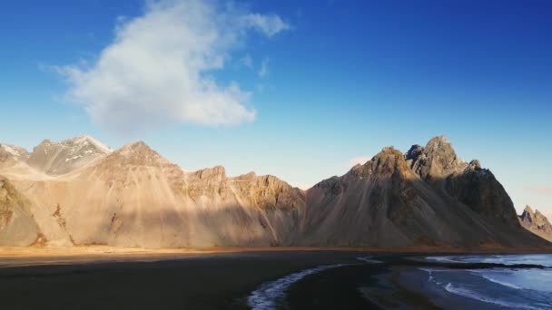 Κηφήνας Πλάνο Του Vestrahorn Βουνά Στην Ισλανδία Stokksnes Χερσόνησο Παραλία — Αρχείο Βίντεο