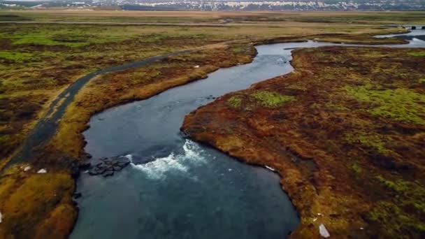 アイスランドの北極オカラフォスカスケードの空中ビュー 巨大な滝や崖と壮大な北欧の風景 凍った丘の上を流れる雄大な川 Fpsビデオ — ストック動画