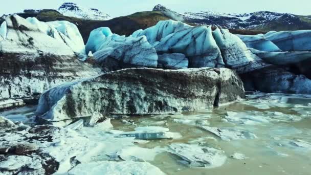 アイスランドの花瓶の空中ビュー 巨大な氷のブロックとVatnajokull氷河のキャップの暗い洞窟 ダイヤモンド形の氷山と氷河のラグーンは 湖と北欧の風景を作成します Fpsビデオ — ストック動画