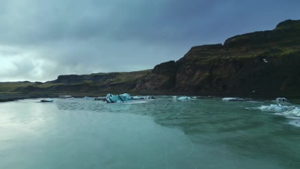 アイスランドのVatnajokull氷河塊の空中ビュー 北の風景の周りのクレバスや洞窟と壮大な氷の岩 アイスランドの海に浮かぶ美しい氷のブロック Fpsビデオ — ストック動画