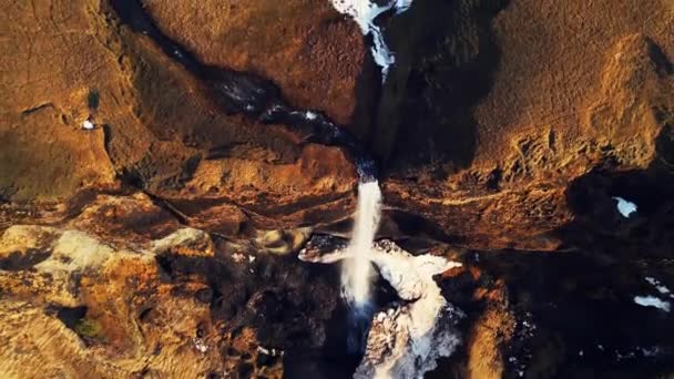 美しいパノラマビュー 風光明媚なルートを作成する崖から落下氷の国でSidu滝のフォスのドローンショット アイスランドの丘の流れと幻想的な北欧のカスケード Fpsビデオ — ストック動画