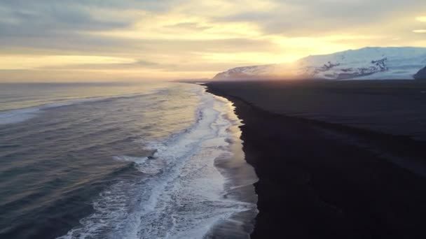 Letecký Pohled Icelandský Oceán Černým Pískem Pláž Icelandské Krajině Krásné — Stock video