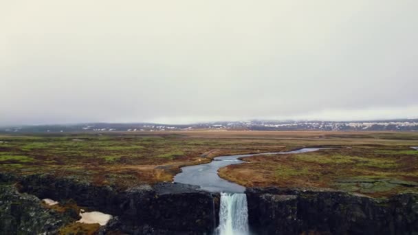 Drohnenschuss Einer Isländischen Kaskade Massiver Fluss Der Von Gefrorenen Klippen — Stockvideo