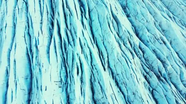 北部の風景の中に大規模な氷河のキャップの空中ビュー アイスランドの美しい大規模なVatnajokull氷のブロック 凍った湖と雪の山の近くの青い氷山と氷の岩 Fpsビデオ — ストック動画