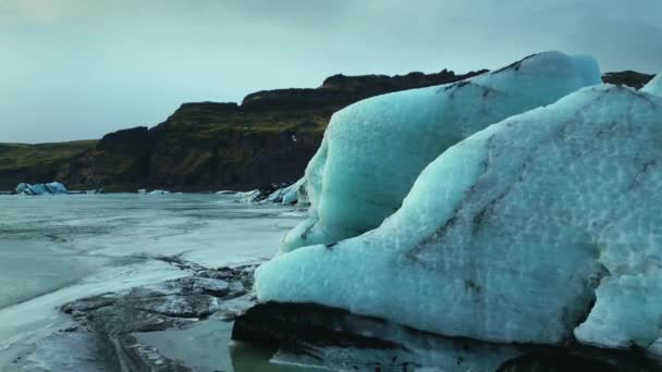 クレバス Vatnajokull氷河と氷河の凍結した水とラグーンと大規模な氷河の氷の空中ビュー スカンディナヴィアの湖に浮かぶダイヤモンドブルーの氷塊 Fpsビデオ — ストック動画