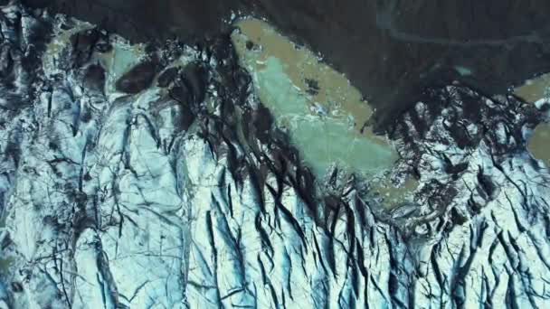 アイスランドの巨大な氷塊 巨大な氷塊 美しいアイスランドの風景を形成する亀裂の上に巨大な氷河岩のドローンショット 北欧ラグーン 北欧のランドマーク Fpsビデオ — ストック動画