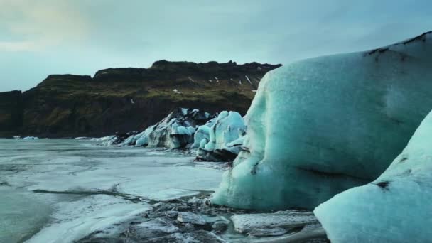 얼어붙은 호수와 눈덮인 산으로 둘러싸인 북유럽의 다이아몬드 나조컬 가거대하다 빙산의 — 비디오