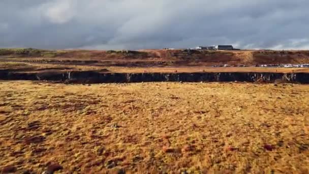 Gullfoss Canyon Cascata Islanda Fantastico Fiume Scorre Tra Campi Marroni — Video Stock