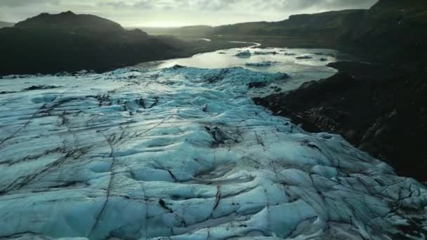 凍った湖 Vatnajokull氷河のキャップに浮かんでアイスランドの雄大な氷山のドローンショット アイスランドの風景 極性の風景を形成する美しい北欧風の氷の霜のブロック Fpsビデオ — ストック動画