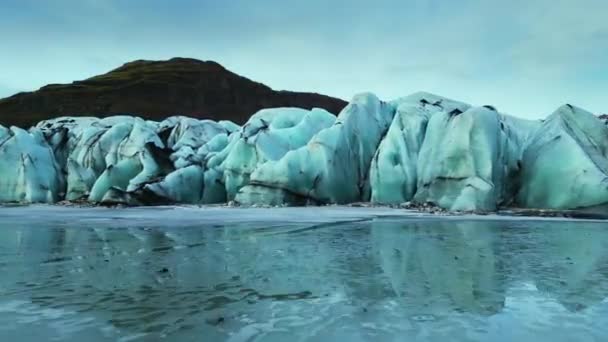 Majestätisk Vatnajokullglaciär Islandet Omgiven Fruset Vatten Och Snöiga Berg Skandinaviskt — Stockvideo