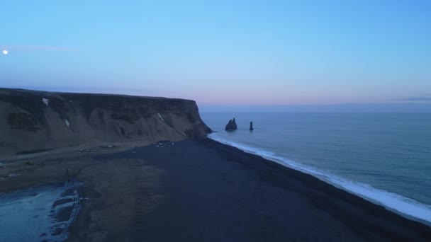 Αεροφωτογραφία Της Μαύρης Αμμουδιάς Πέτρες Και Τεράστιους Λόφους Στην Ισλανδία — Αρχείο Βίντεο