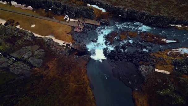 Величні Осарафоси Каскадні Панорами Вигляд Повітря Ікеландичний Водоспад Стікає Гори — стокове відео