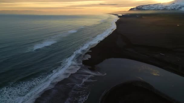 Drone Plano Playa Arena Negra Nórdica Iceland Majestuosa Costa Atlántica — Vídeos de Stock
