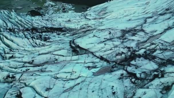 Drone Shot Van Vatnajokull Gletsjer Scheuren Spleten Met Diamant Ijzige — Stockvideo