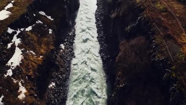 在冰原上有巨大的海鸥瀑布 在冰冷的峡谷岩石和山丘之间流淌着美丽的瀑布 北欧河流从悬崖上流下来 Fps视频 — 图库视频影像