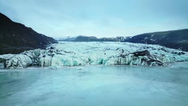 氷のブロックで凍結湖のショットを完了し Vatnajokull氷河のアイスランドの北欧の水の周りに浮かんでいます 氷山や冷凍岩 山や丘と自然氷の風景 Fpsビデオ — ストック動画