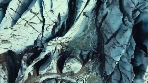 アイスランドの氷の洞窟 大規模な氷の岩や暗いクレバスのドローンショットVatnajokull氷河のキャップ 凍った水でアイスランドの風景を形成するダイヤモンド型の氷の山 Fpsビデオ — ストック動画