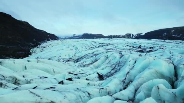 氷の岩と湖の空中ビューは Vatnajokull氷河のキャップは アイスランドの凍った海の周りに浮かんでいます 氷河ラグーンは 氷山や氷のブロック ランドマークと氷の風景を形成する Fpsビデオ — ストック動画