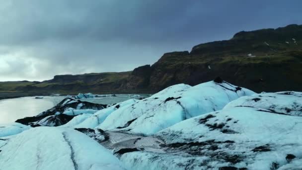 雪の山の周りに大規模なクレバスとアイスランド 美しい氷のブロックでVatnajokull氷河のキャップのドローンショット 凍った湖に浮かぶ雄大な霜の氷山 Fpsビデオ — ストック動画
