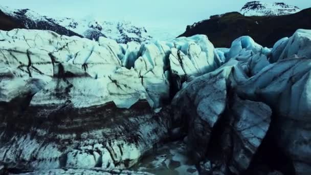 Luchtfoto Van Blauwe Gletsjerrotsen Ijskap Van Vatnajokull Ijsland Diamantvormige Ijsblokken — Stockvideo