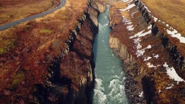 Luftaufnahme Des Gullfoss Wasserfalls Wunderschönes Kaltes Wasser Das Zwischen Gefrorenen — Stockvideo