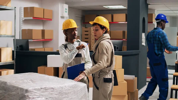 Multiethnic Group Workers Reviewing Goods Depot Working Stock Logistics Papers — Stock Photo, Image